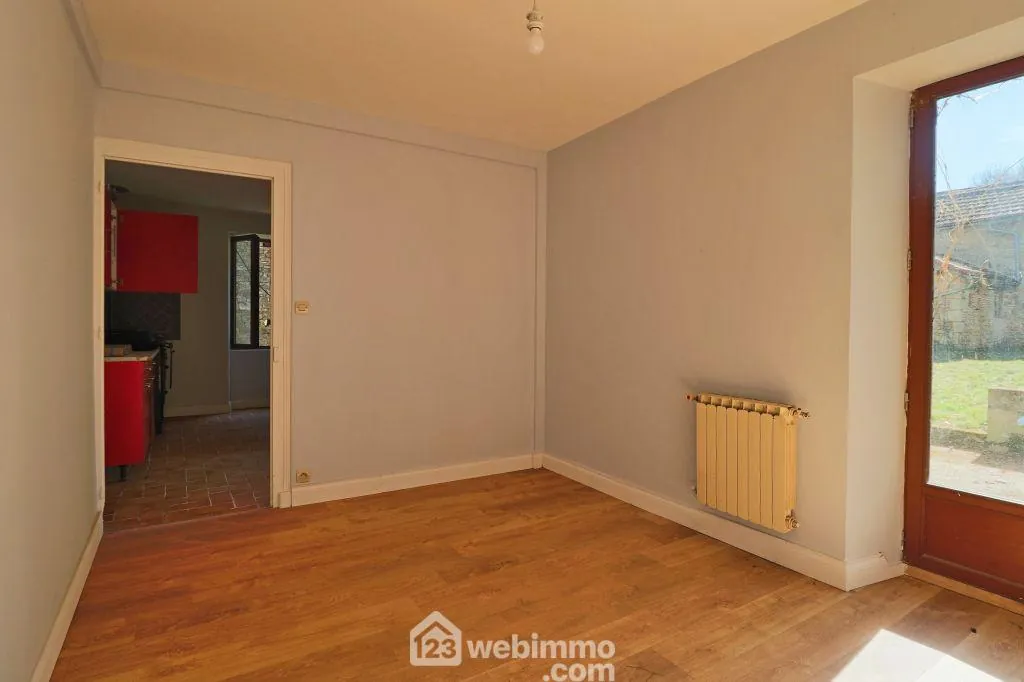 Maison de 93 m2 à Couhé, proche de Poitiers, idéal résidence ou vacances avec dépendances et jardin 