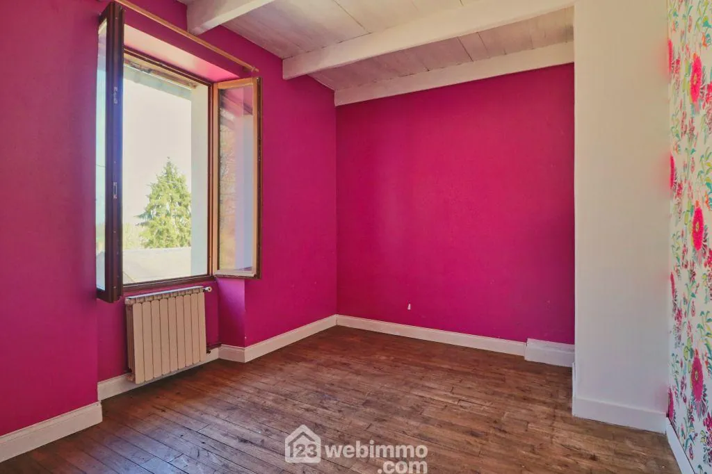 Maison de 93 m2 à Couhé, proche de Poitiers, idéal résidence ou vacances avec dépendances et jardin 