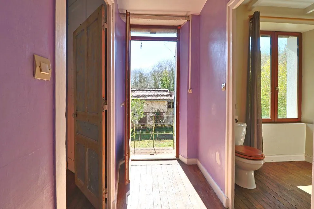 Maison de 93 m2 à Couhé, proche de Poitiers, idéal résidence ou vacances avec dépendances et jardin 
