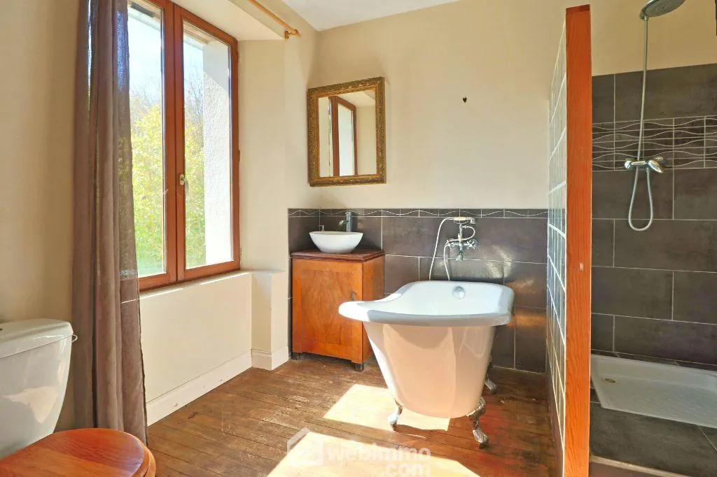 Maison de 93 m2 à Couhé, proche de Poitiers, idéal résidence ou vacances avec dépendances et jardin 