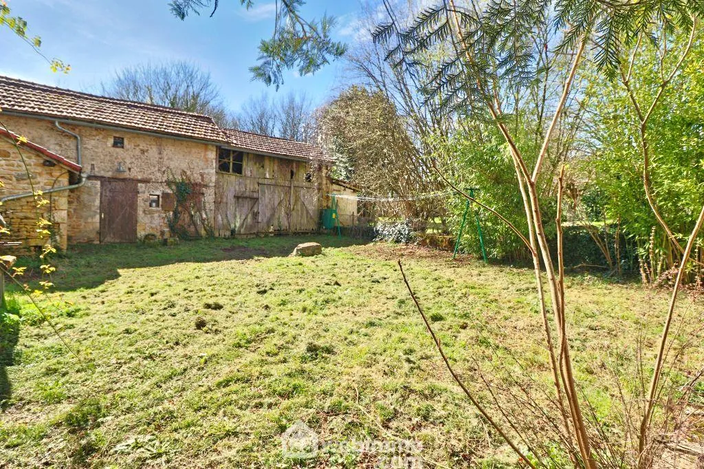 Maison de 93 m2 à Couhé, proche de Poitiers, idéal résidence ou vacances avec dépendances et jardin 