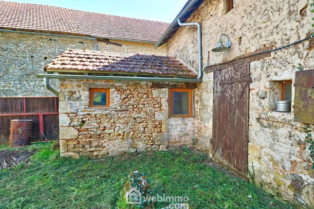 Maison de 93 m2 à Couhé, proche de Poitiers, idéal résidence ou vacances avec dépendances et jardin 