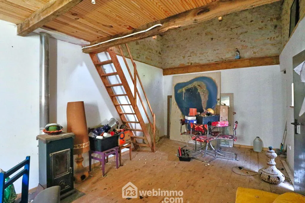 Maison de 93 m2 à Couhé, proche de Poitiers, idéal résidence ou vacances avec dépendances et jardin 