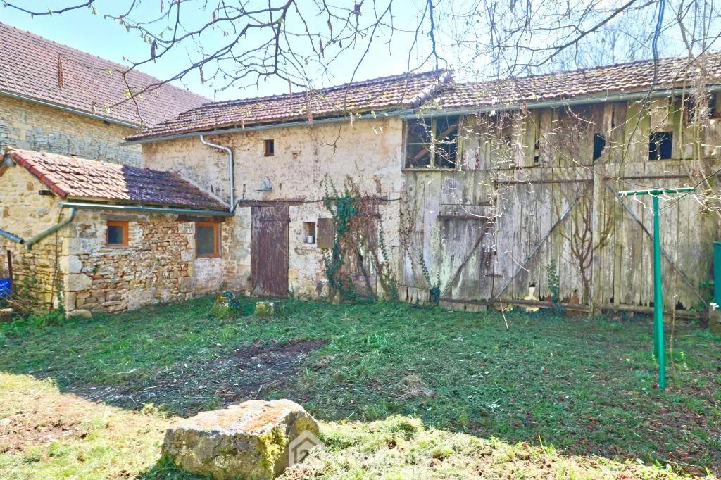 Maison de 93 m2 à Couhé, proche de Poitiers, idéal résidence ou vacances avec dépendances et jardin 