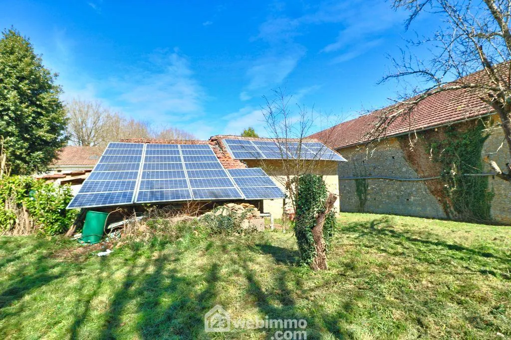 Maison de 93 m2 à Couhé, proche de Poitiers, idéal résidence ou vacances avec dépendances et jardin 