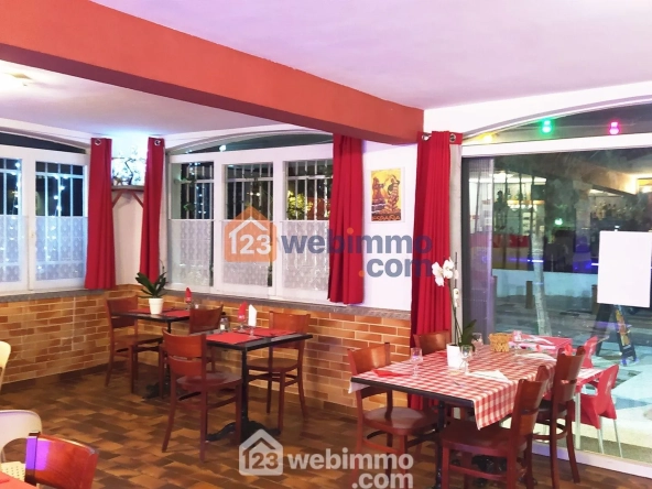 Local commercial de 75 m² à vendre à Saintes-Maries-de-la-Mer, emplacement stratégique avec terrasse et parking
