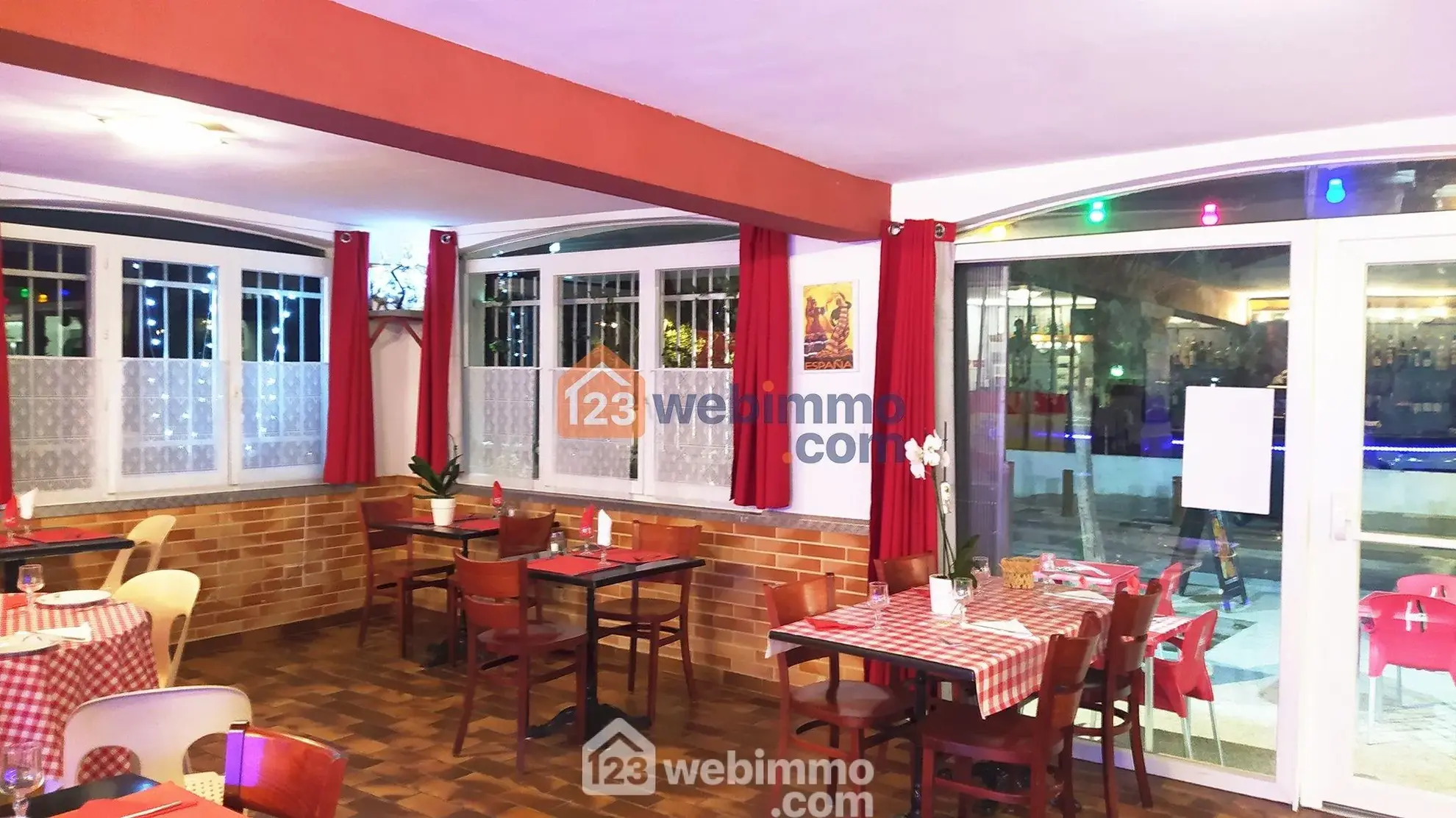 Local commercial de 75 m² à vendre à Saintes-Maries-de-la-Mer, emplacement stratégique avec terrasse et parking 