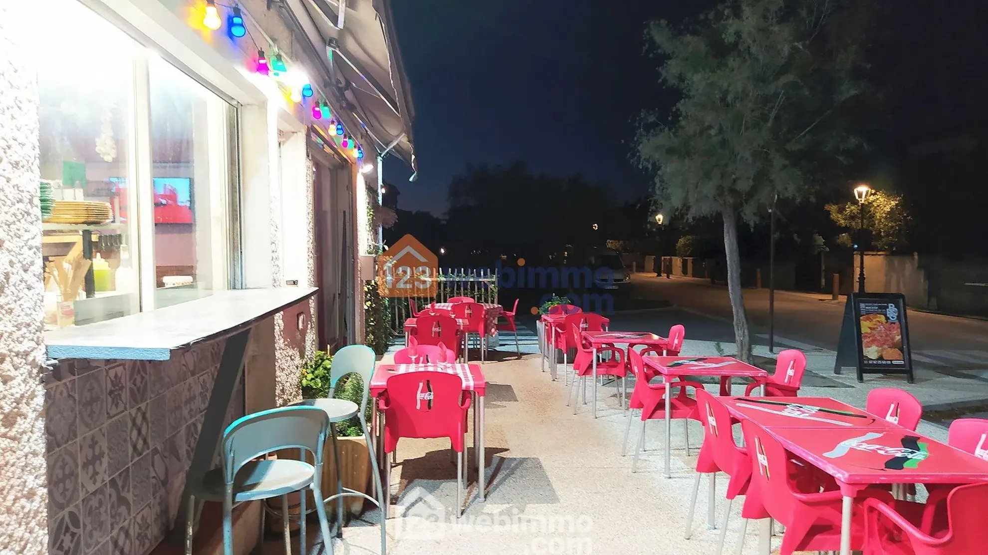 Local commercial de 75 m² à vendre à Saintes-Maries-de-la-Mer, emplacement stratégique avec terrasse et parking 