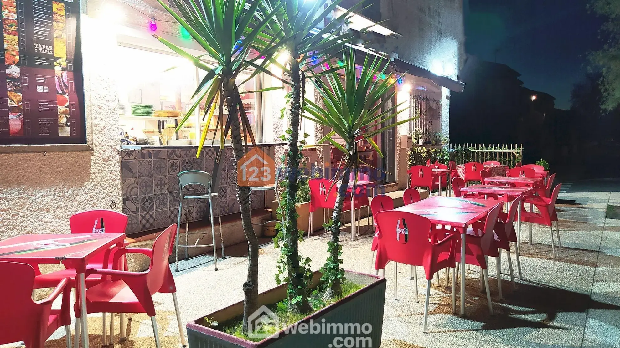 Local commercial de 75 m² à vendre à Saintes-Maries-de-la-Mer, emplacement stratégique avec terrasse et parking 