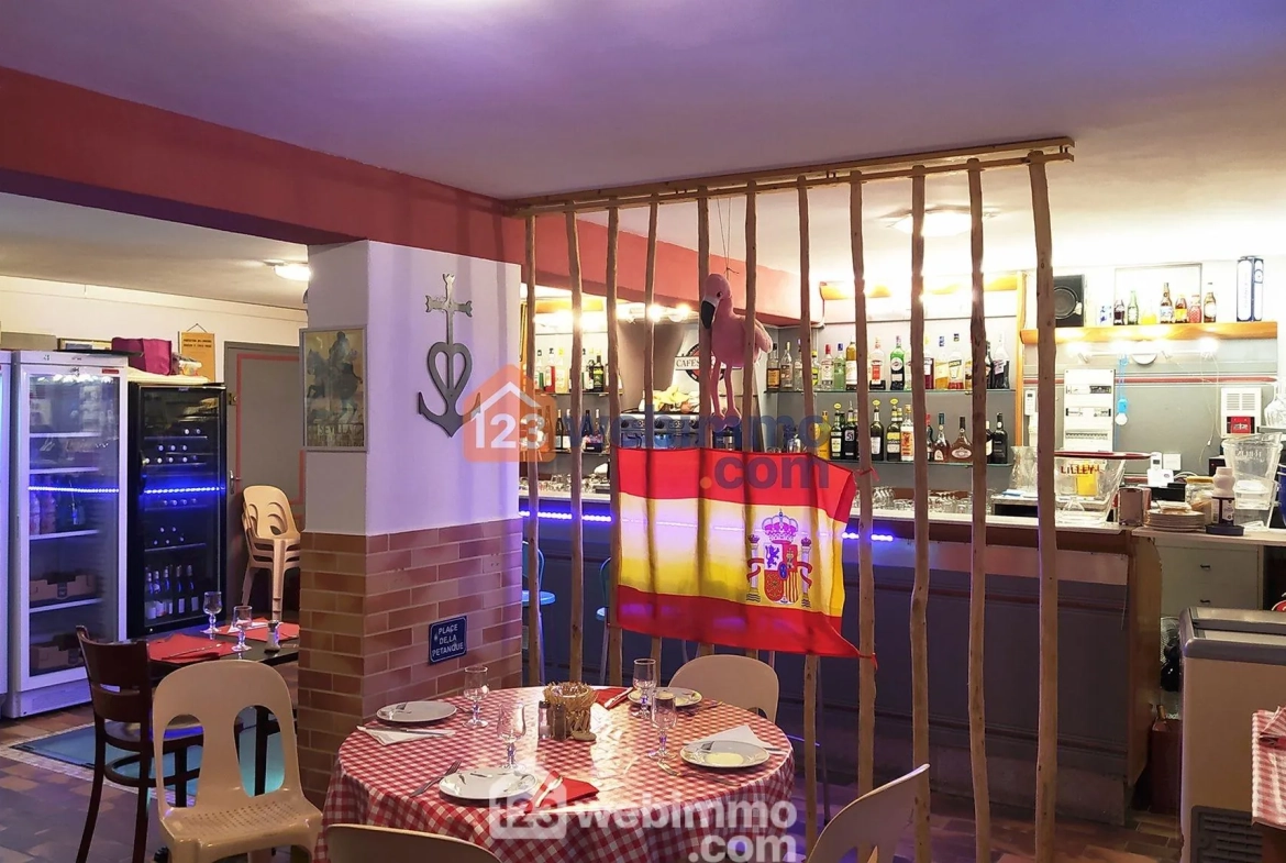 Local commercial de 75 m² à vendre à Saintes-Maries-de-la-Mer, emplacement stratégique avec terrasse et parking 
