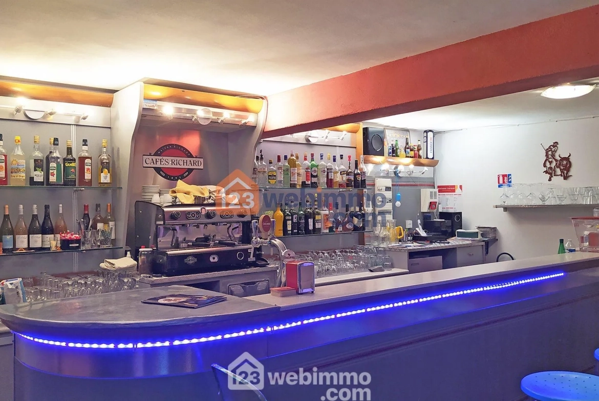 Local commercial de 75 m² à vendre à Saintes-Maries-de-la-Mer, emplacement stratégique avec terrasse et parking 