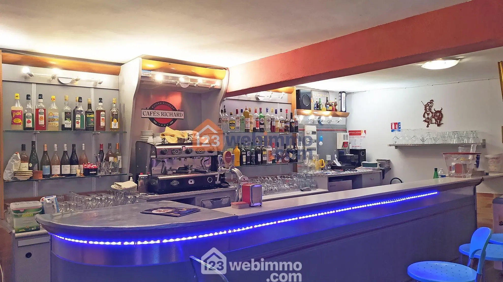 Local commercial de 75 m² à vendre à Saintes-Maries-de-la-Mer, emplacement stratégique avec terrasse et parking 