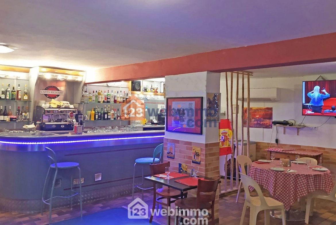 Local commercial de 75 m² à vendre à Saintes-Maries-de-la-Mer, emplacement stratégique avec terrasse et parking 