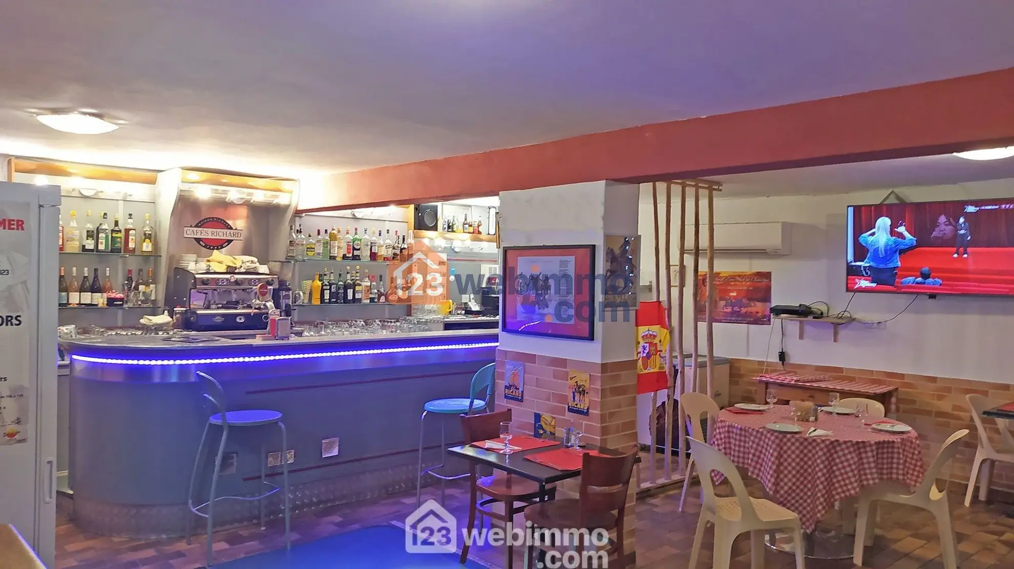 Local commercial de 75 m² à vendre à Saintes-Maries-de-la-Mer, emplacement stratégique avec terrasse et parking 