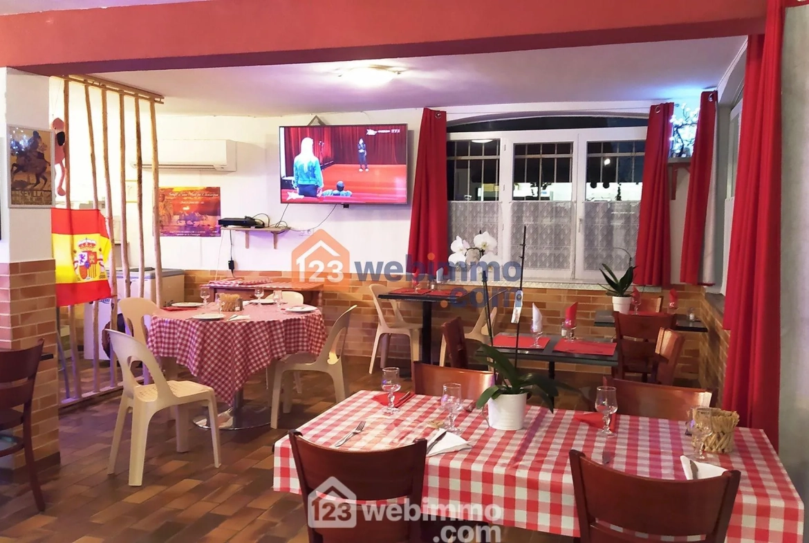 Local commercial de 75 m² à vendre à Saintes-Maries-de-la-Mer, emplacement stratégique avec terrasse et parking 