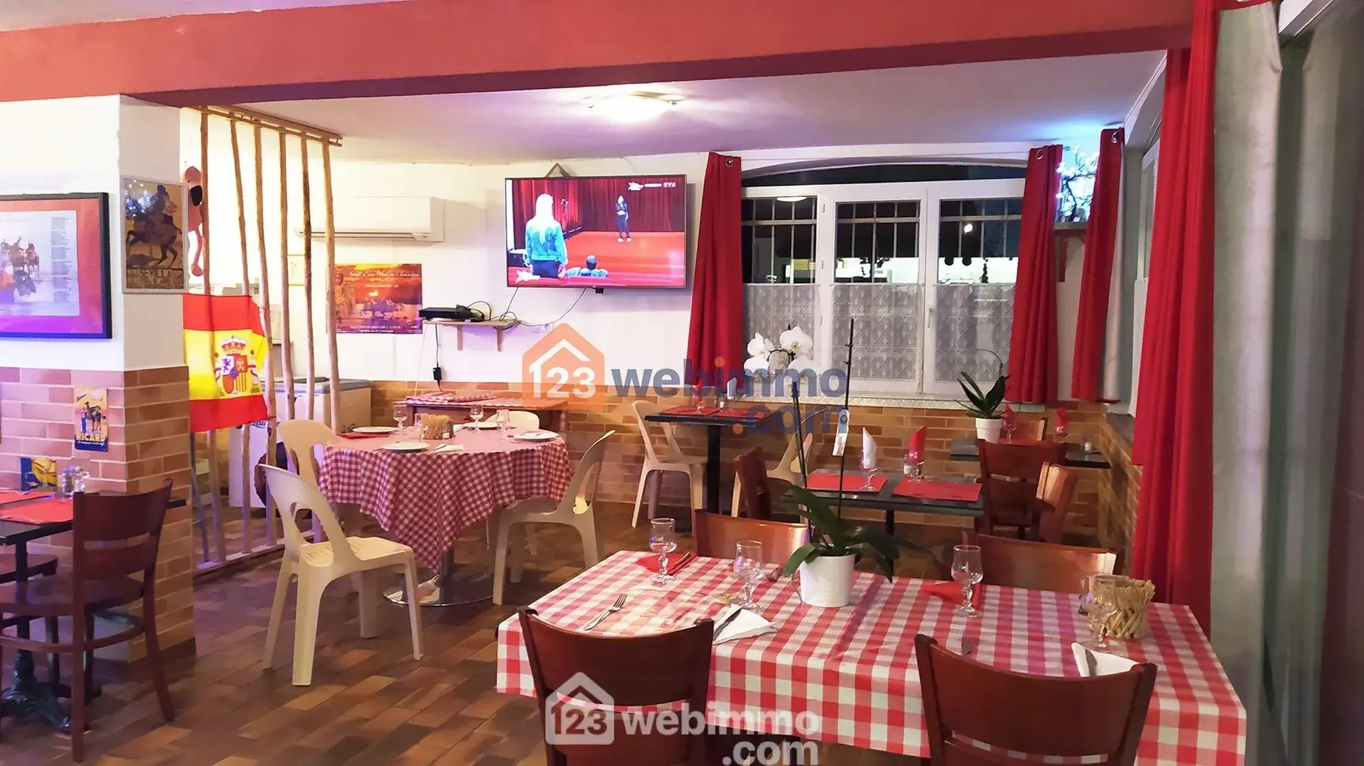 Local commercial de 75 m² à vendre à Saintes-Maries-de-la-Mer, emplacement stratégique avec terrasse et parking 