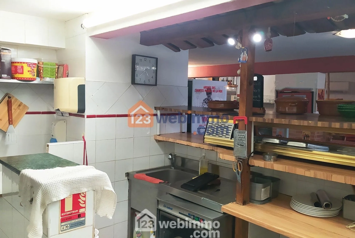 Local commercial de 75 m² à vendre à Saintes-Maries-de-la-Mer, emplacement stratégique avec terrasse et parking 