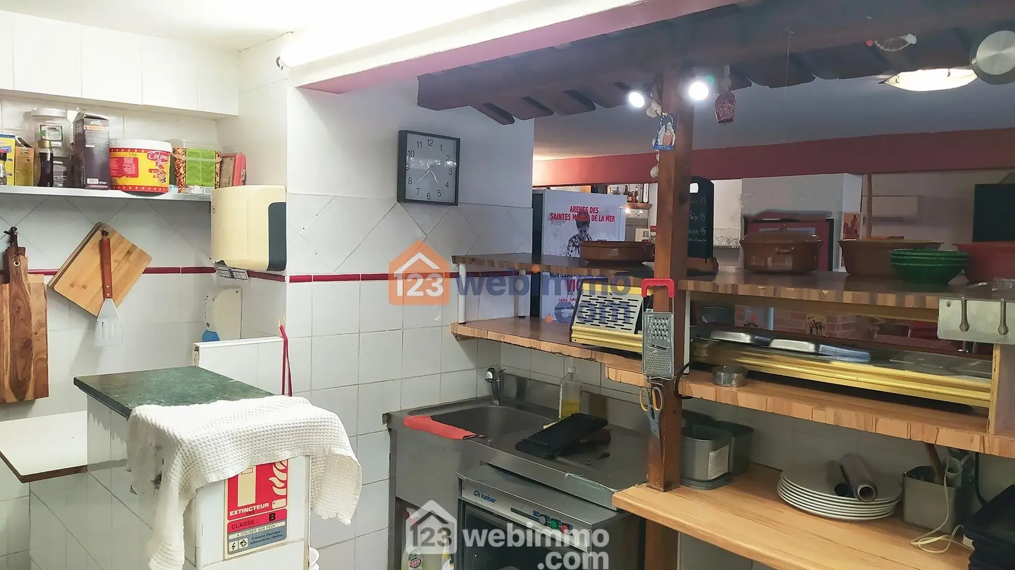 Local commercial de 75 m² à vendre à Saintes-Maries-de-la-Mer, emplacement stratégique avec terrasse et parking 