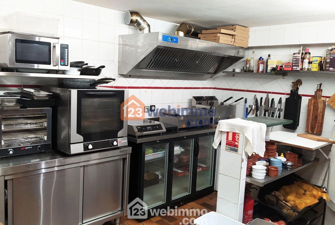 Local commercial de 75 m² à vendre à Saintes-Maries-de-la-Mer, emplacement stratégique avec terrasse et parking 