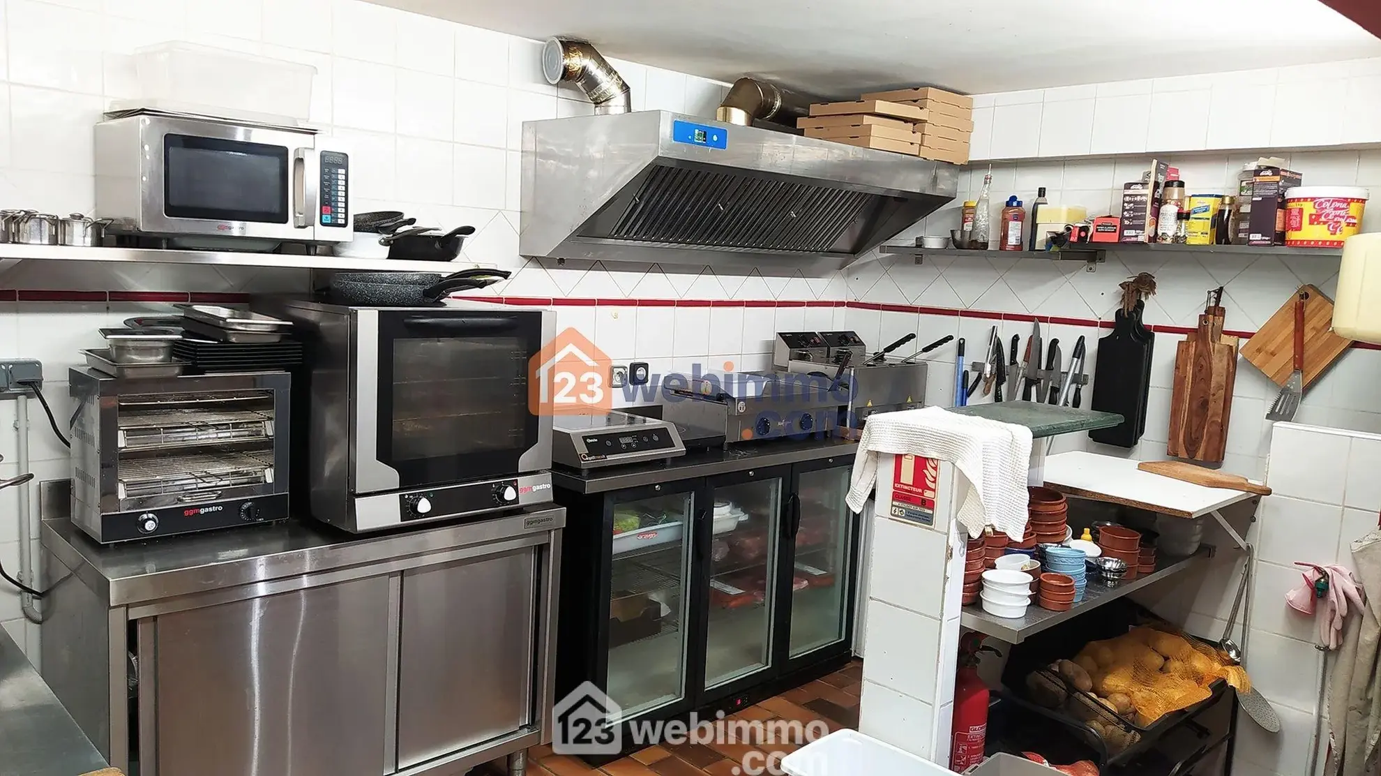 Local commercial de 75 m² à vendre à Saintes-Maries-de-la-Mer, emplacement stratégique avec terrasse et parking 