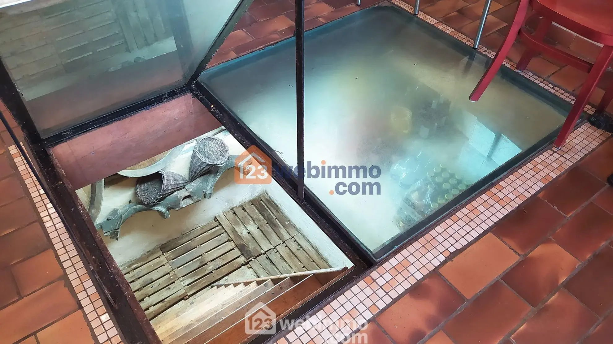 Local commercial de 75 m² à vendre à Saintes-Maries-de-la-Mer, emplacement stratégique avec terrasse et parking 