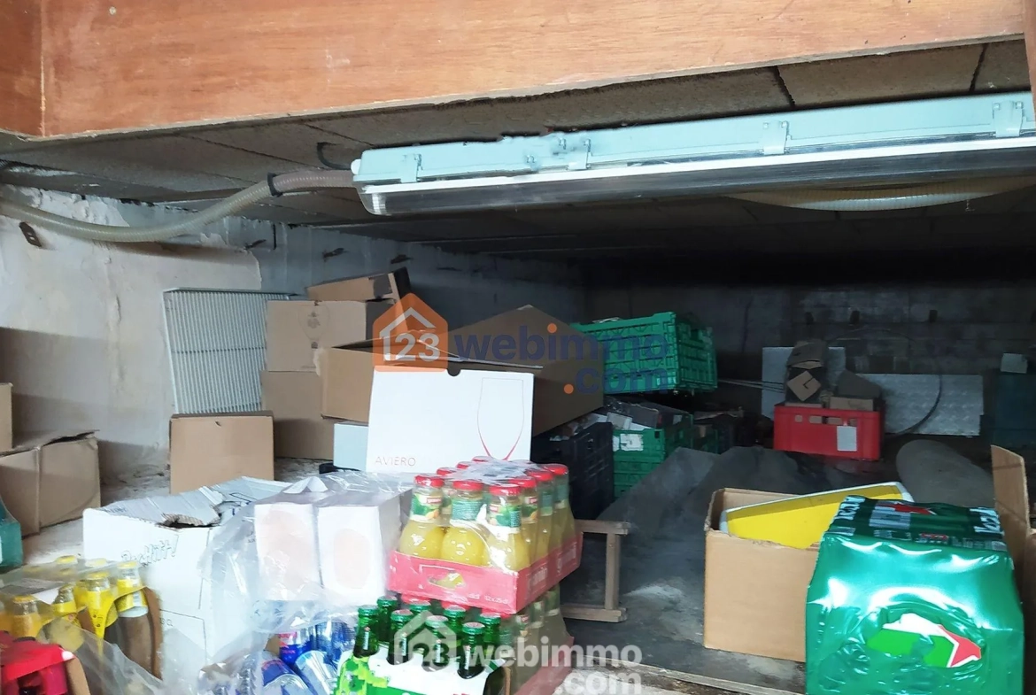 Local commercial de 75 m² à vendre à Saintes-Maries-de-la-Mer, emplacement stratégique avec terrasse et parking 