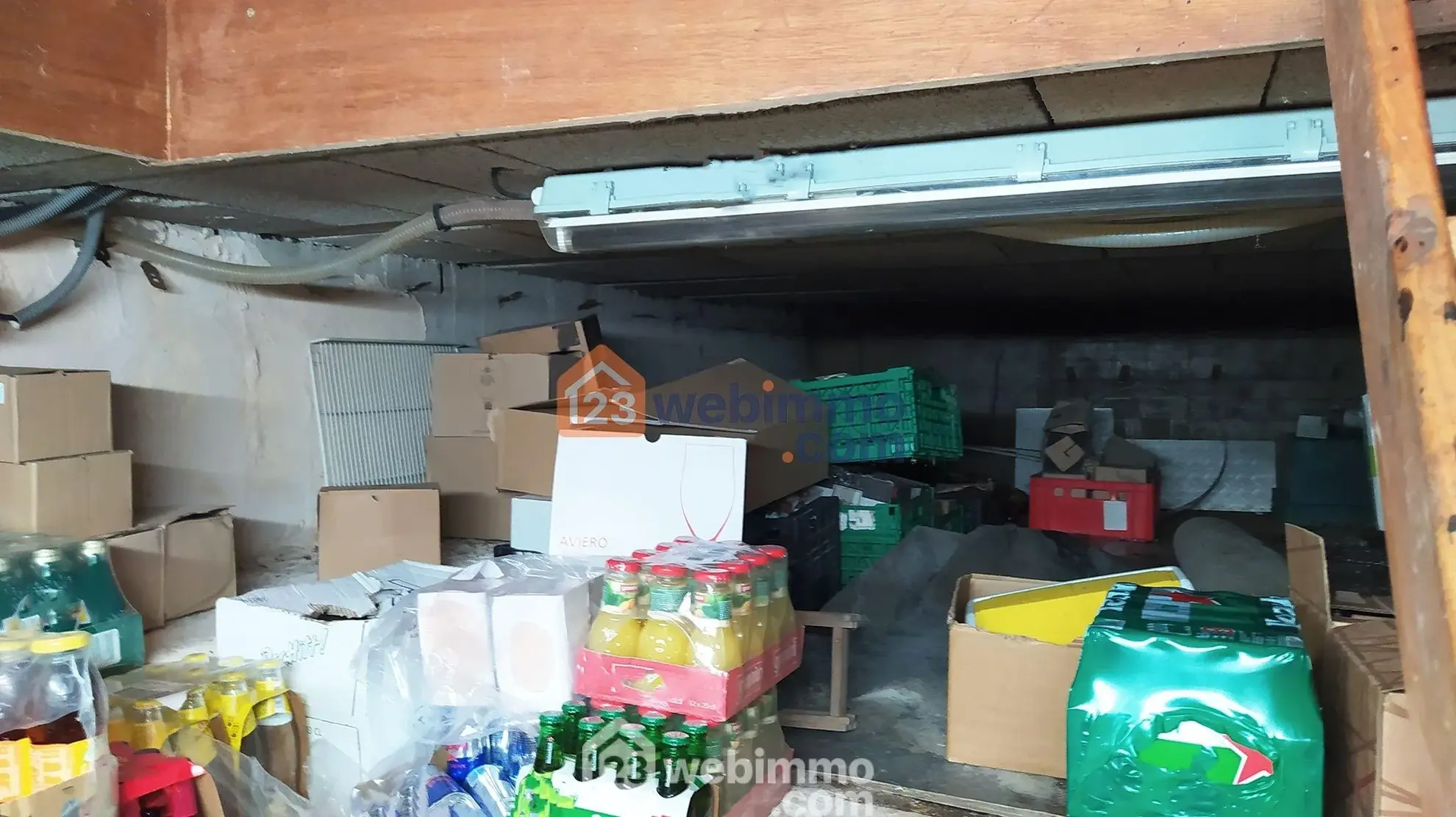 Local commercial de 75 m² à vendre à Saintes-Maries-de-la-Mer, emplacement stratégique avec terrasse et parking 