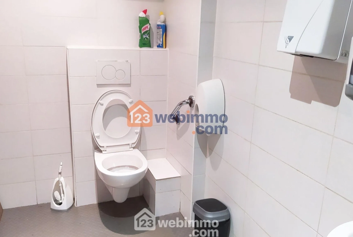 Local commercial de 75 m² à vendre à Saintes-Maries-de-la-Mer, emplacement stratégique avec terrasse et parking 