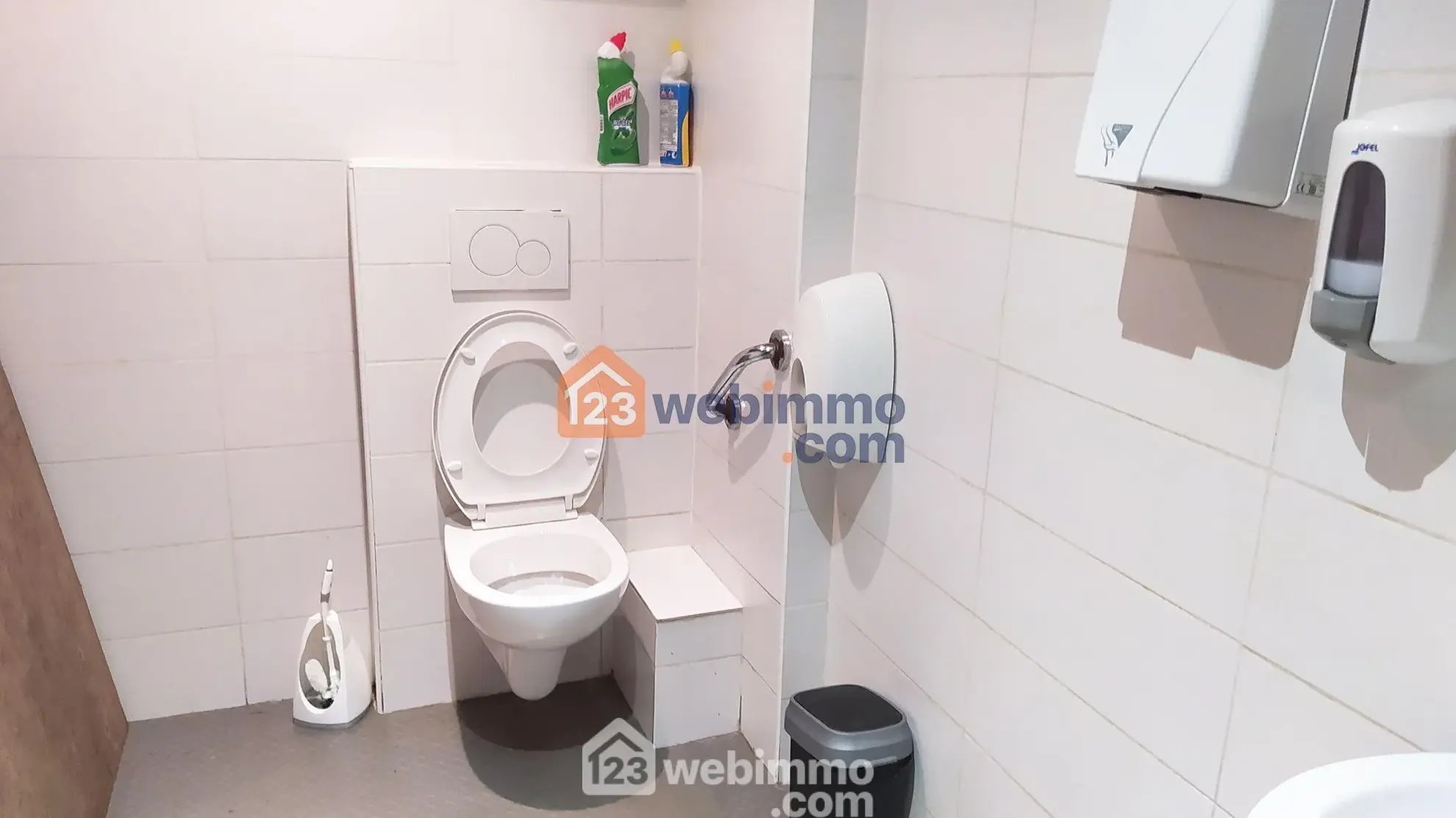 Local commercial de 75 m² à vendre à Saintes-Maries-de-la-Mer, emplacement stratégique avec terrasse et parking 
