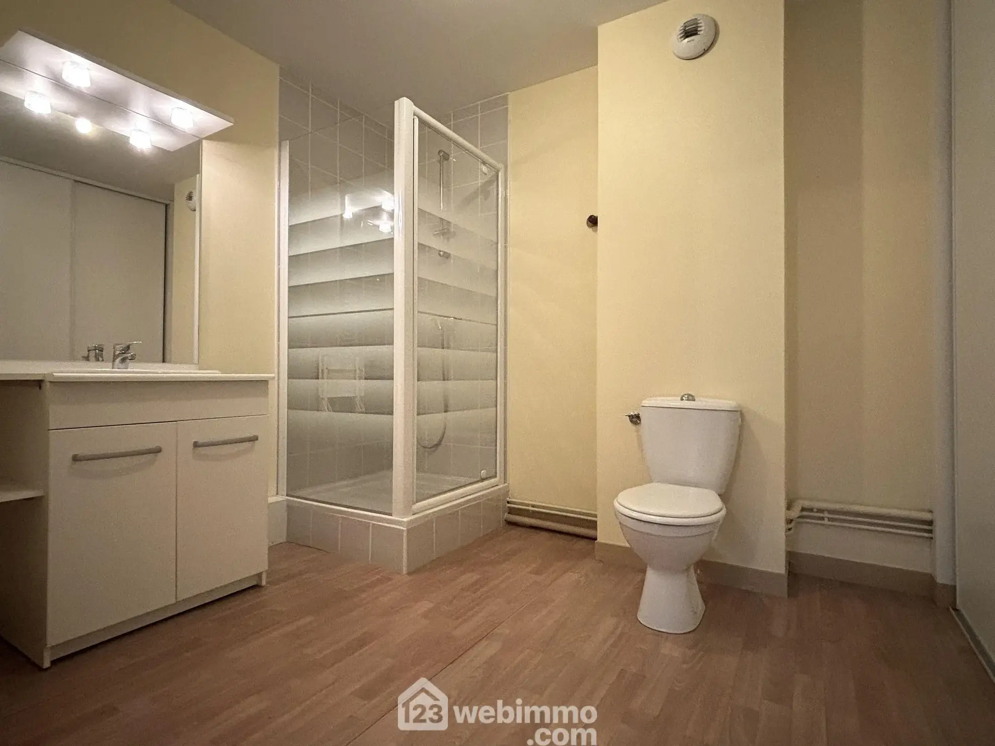 Appartement de 129 m² avec 3 chambres et parking à Chasseneuil-du-Poitou 