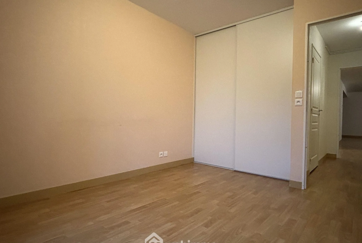 Appartement de 129 m² avec 3 chambres et parking à Chasseneuil-du-Poitou 