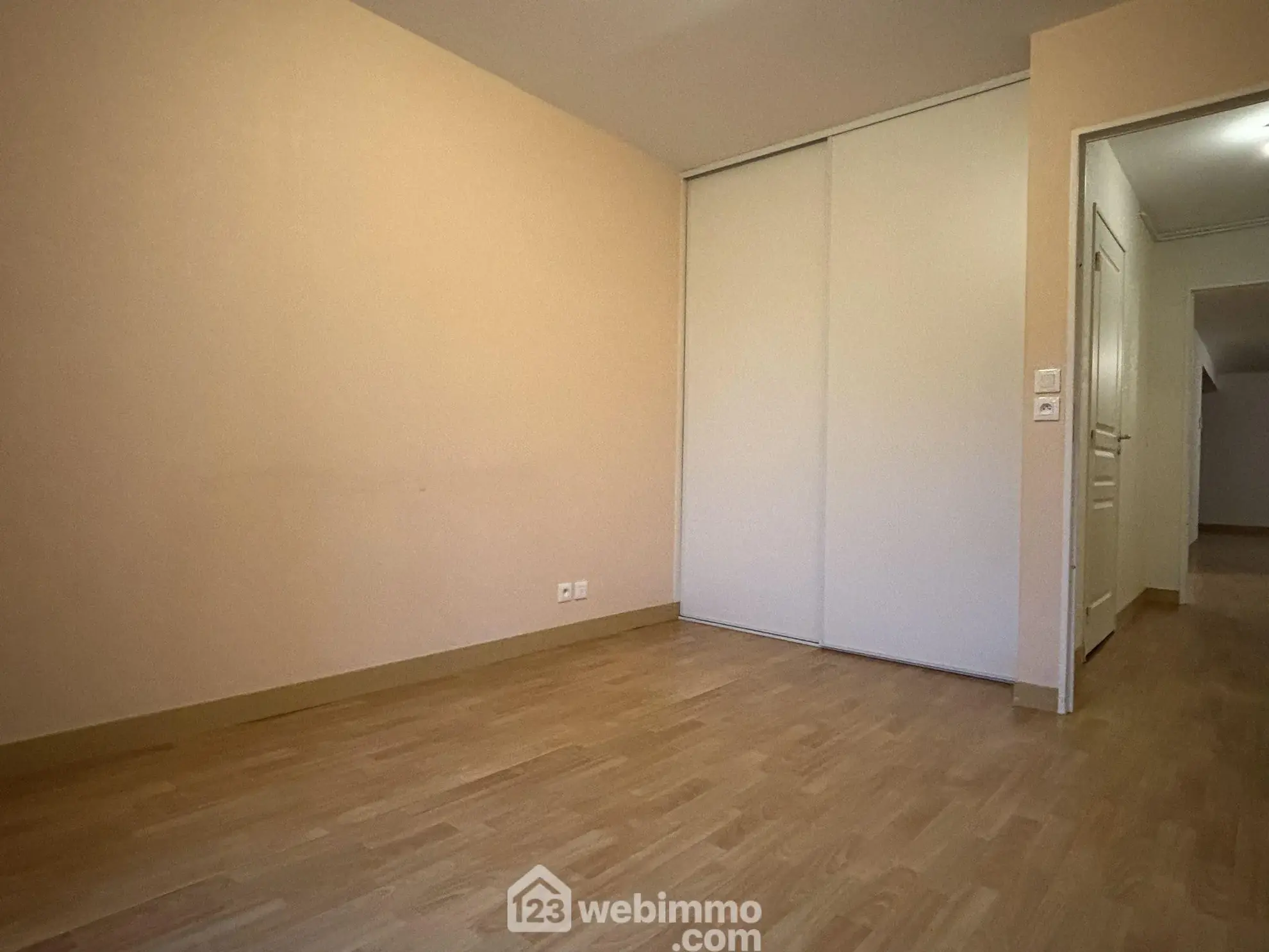 Appartement de 129 m² avec 3 chambres et parking à Chasseneuil-du-Poitou 