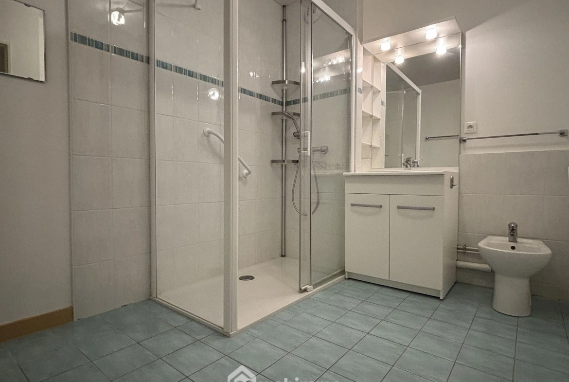 Appartement de 129 m² avec 3 chambres et parking à Chasseneuil-du-Poitou 