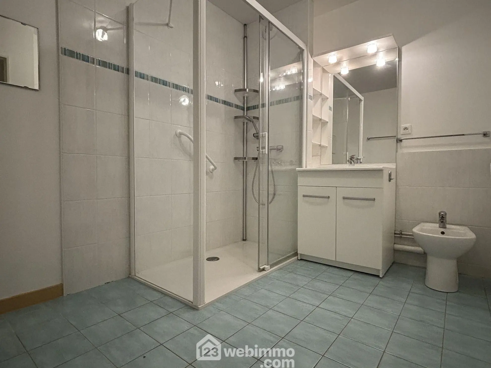 Appartement de 129 m² avec 3 chambres et parking à Chasseneuil-du-Poitou 