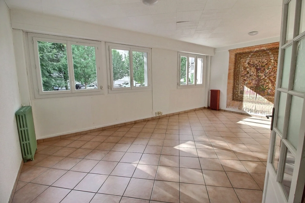 Appartement 3 pièces à Pau avec garage et cave – Opportunité à saisir