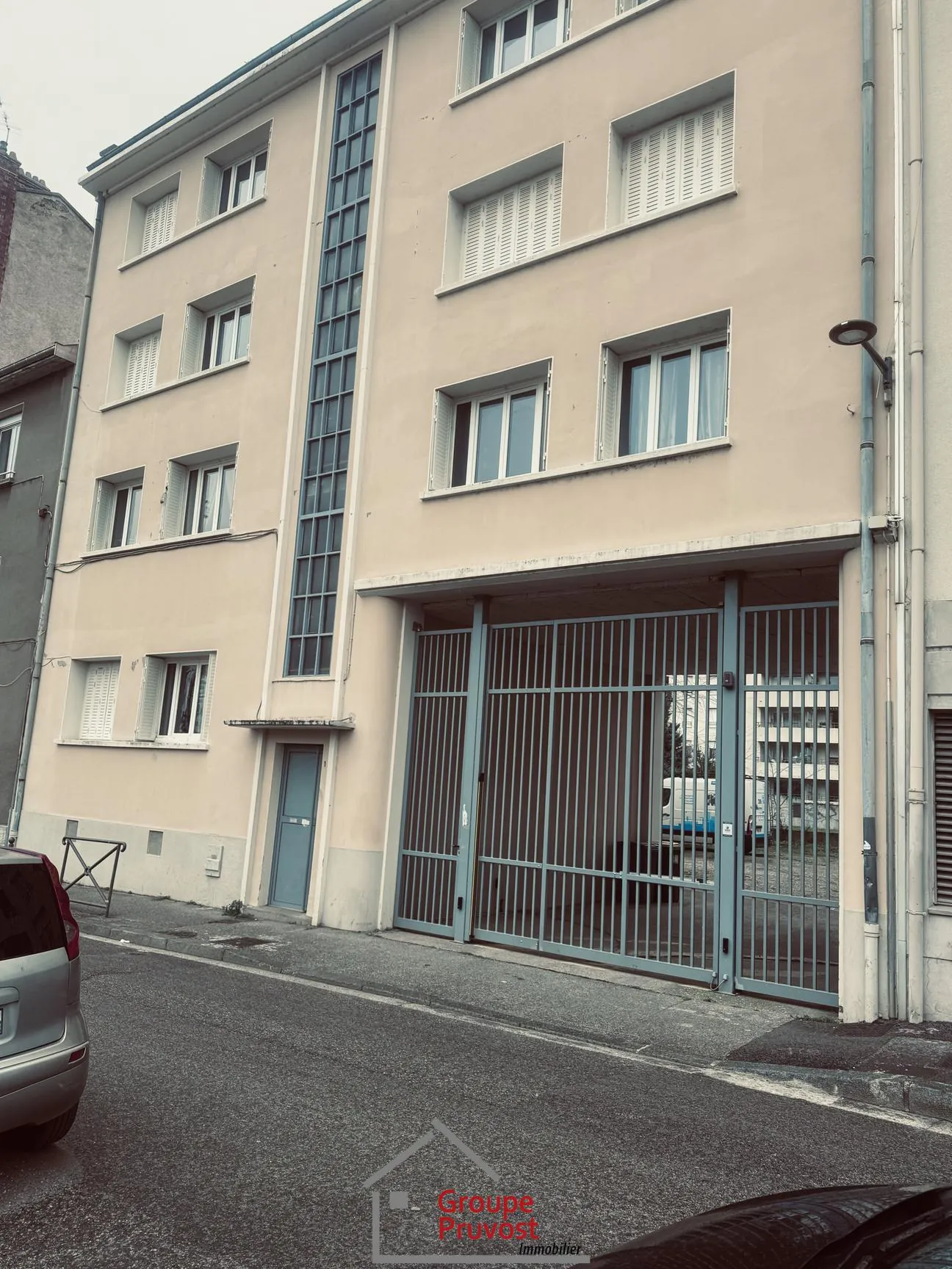 Appartement T3 rénové de 49 m² à Villeurbanne avec parking et cave 