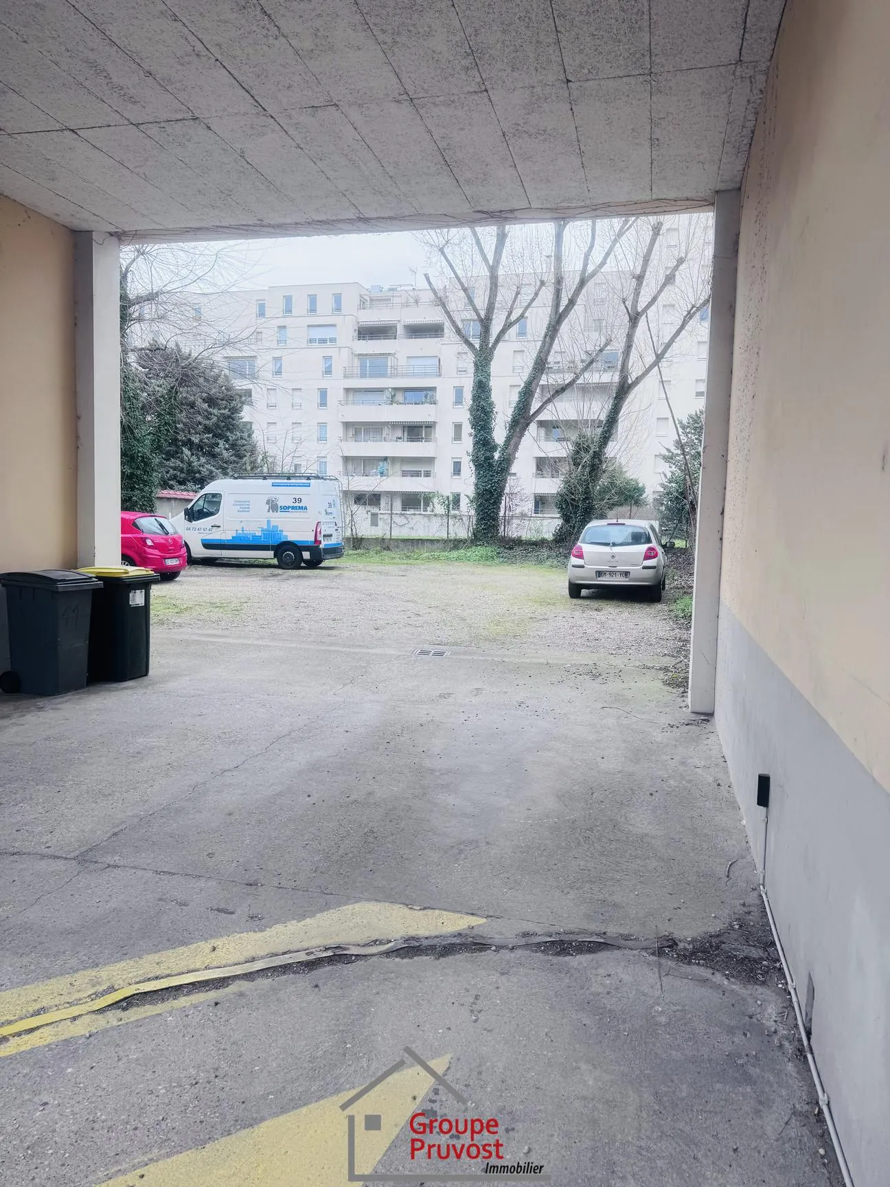 Appartement T3 rénové de 49 m² à Villeurbanne avec parking et cave 