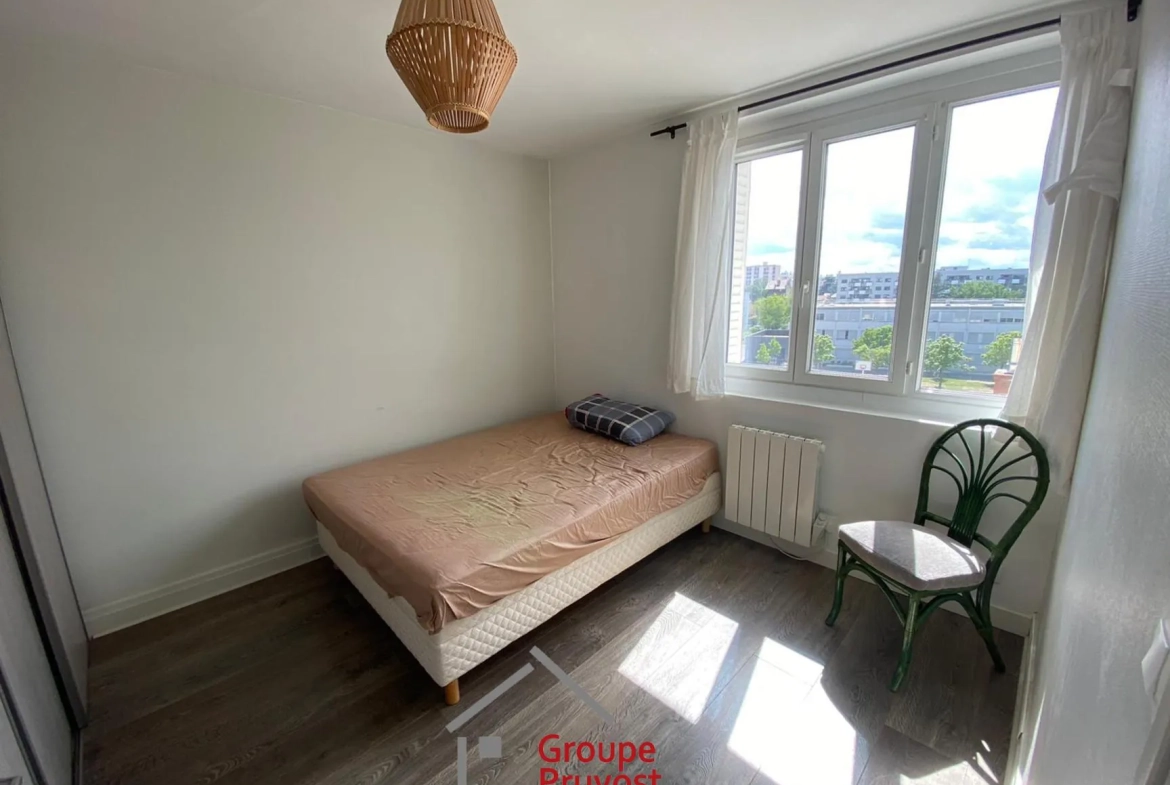 Appartement T3 rénové de 49 m² à Villeurbanne avec parking et cave 