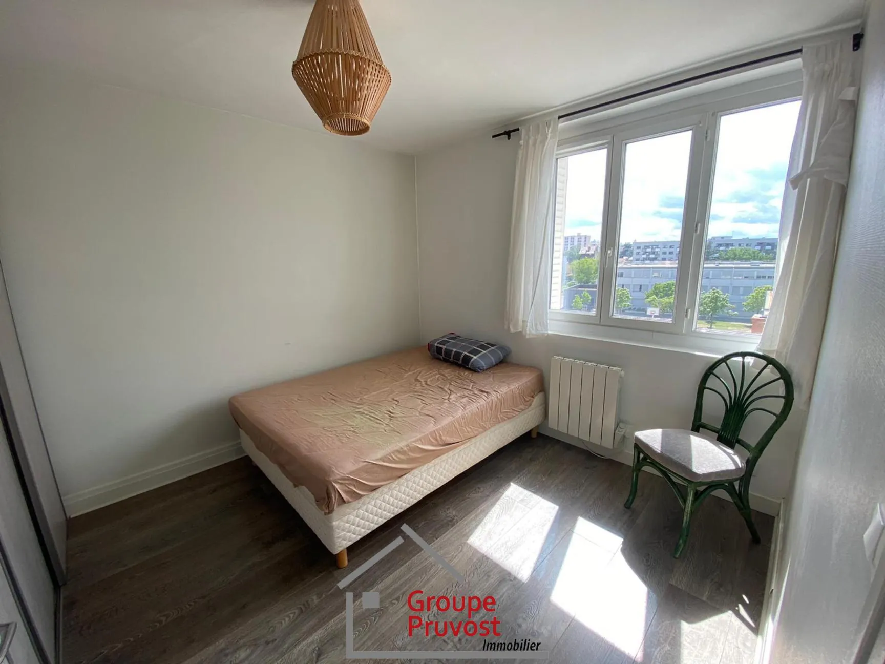 Appartement T3 rénové de 49 m² à Villeurbanne avec parking et cave 