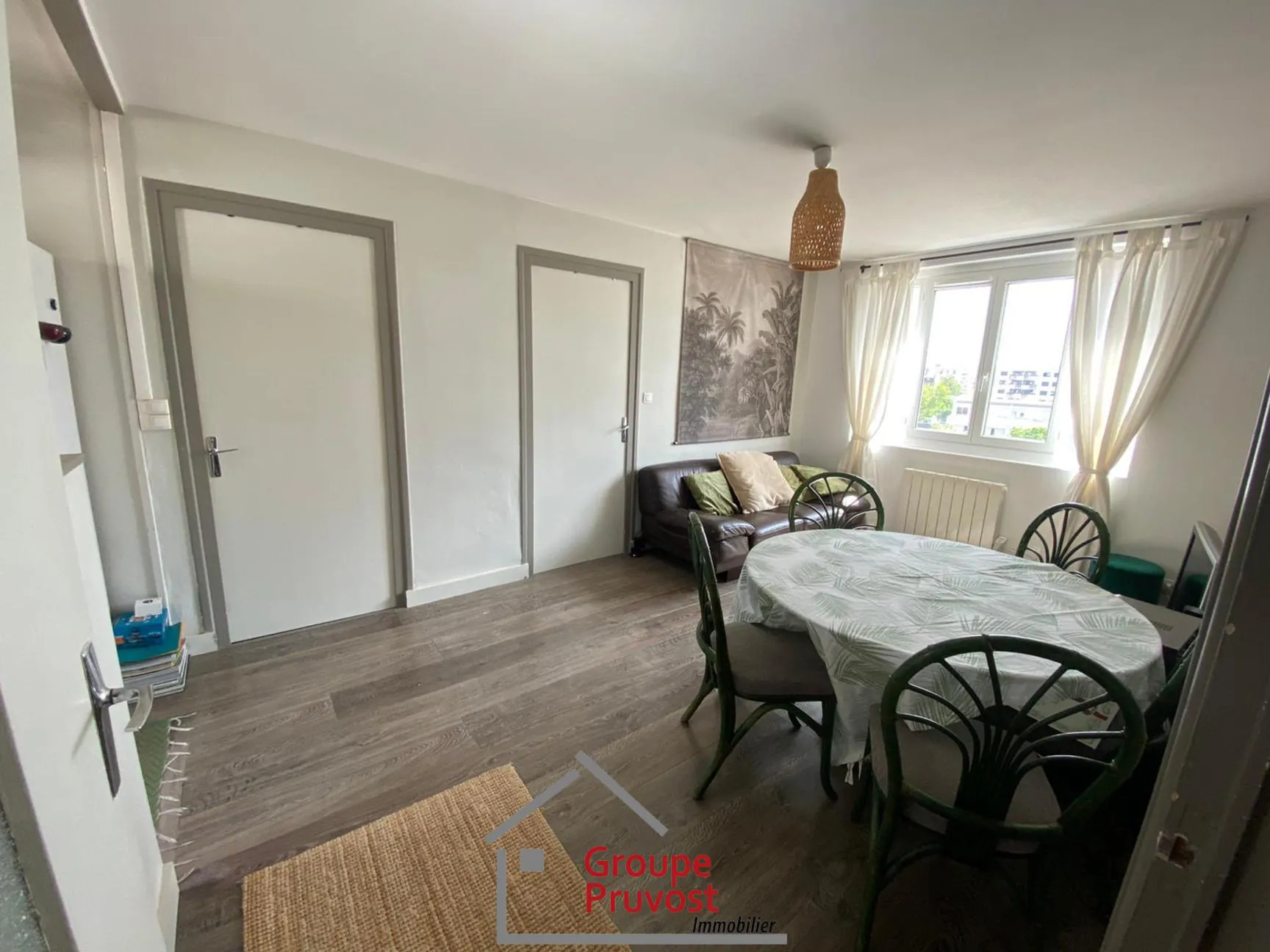 Appartement T3 rénové de 49 m² à Villeurbanne avec parking et cave 