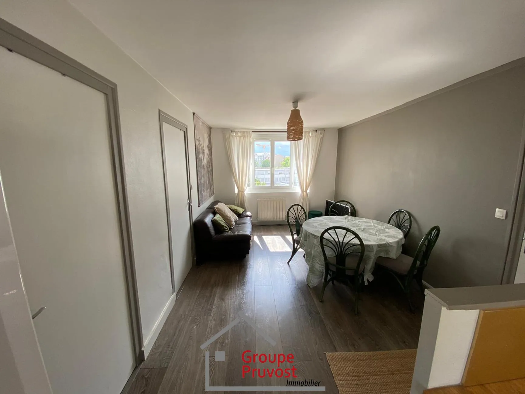 Appartement T3 rénové de 49 m² à Villeurbanne avec parking et cave 