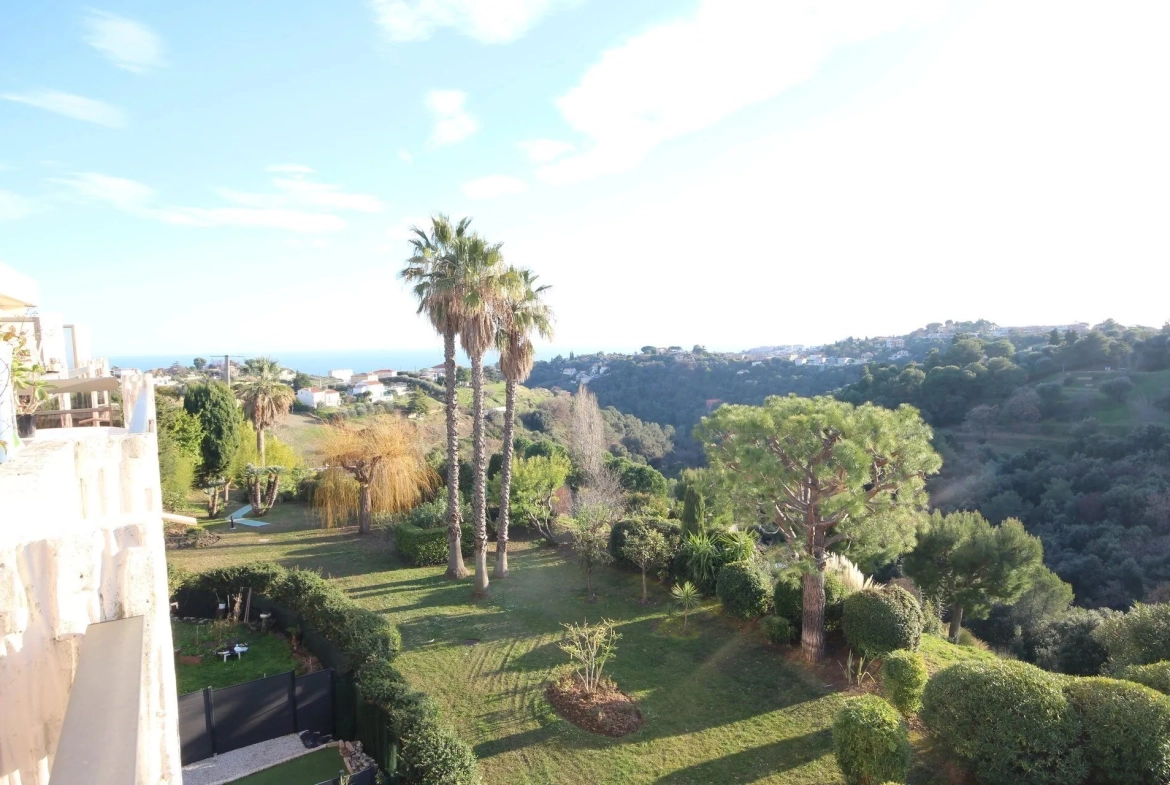 Appartement 2 pièces avec vue mer, terrasse et parking à Nice 