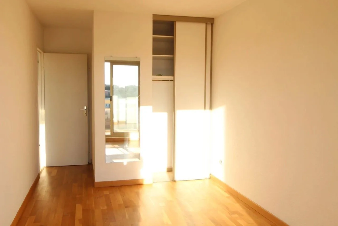 Appartement 2 pièces avec vue mer, terrasse et parking à Nice 