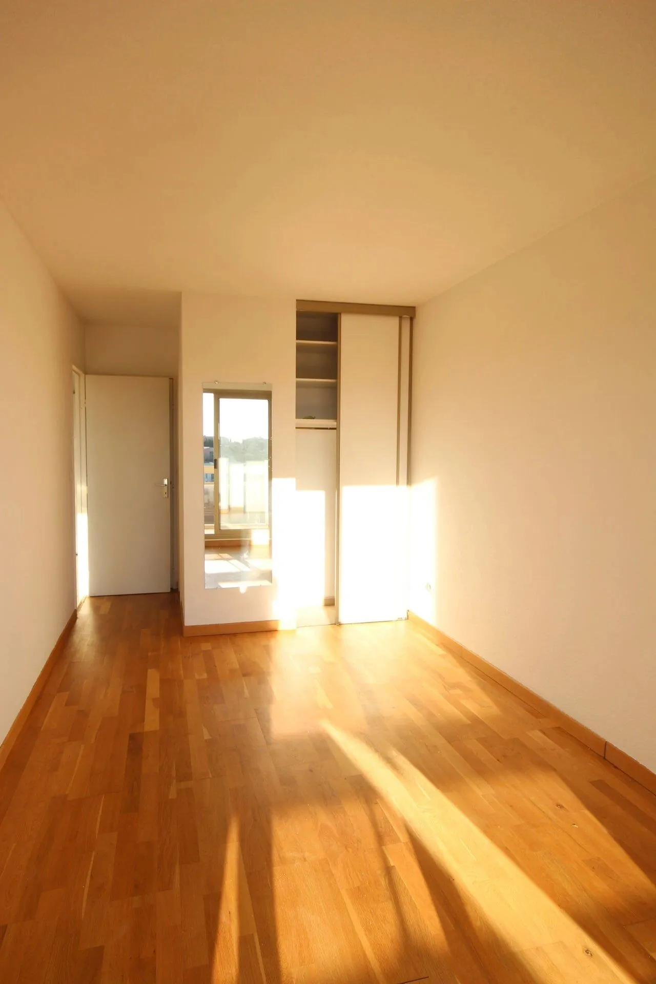 Appartement 2 pièces avec vue mer, terrasse et parking à Nice 