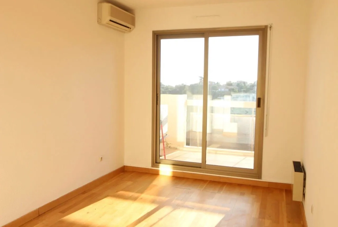 Appartement 2 pièces avec vue mer, terrasse et parking à Nice 