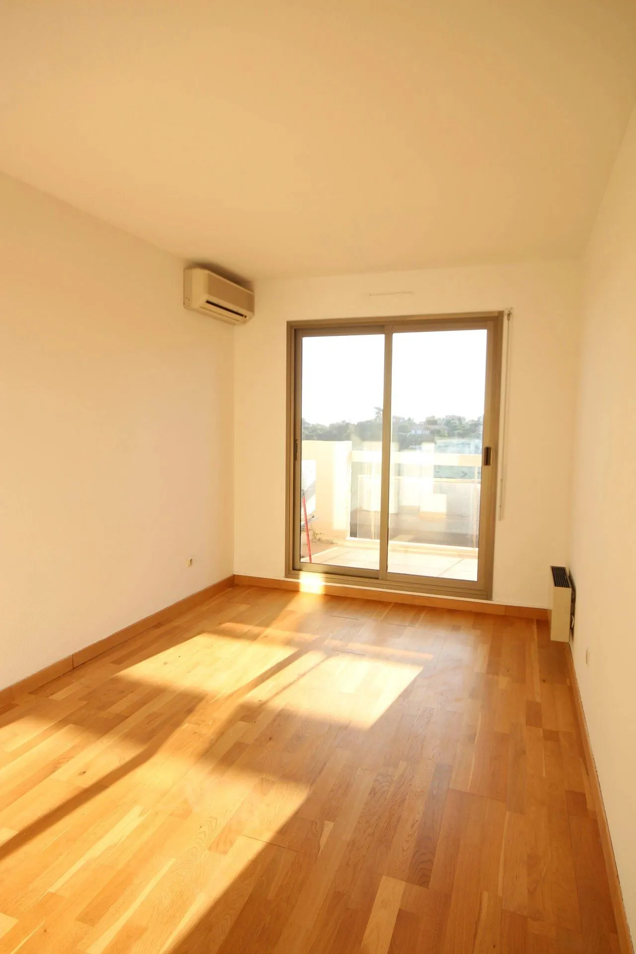 Appartement 2 pièces avec vue mer, terrasse et parking à Nice 