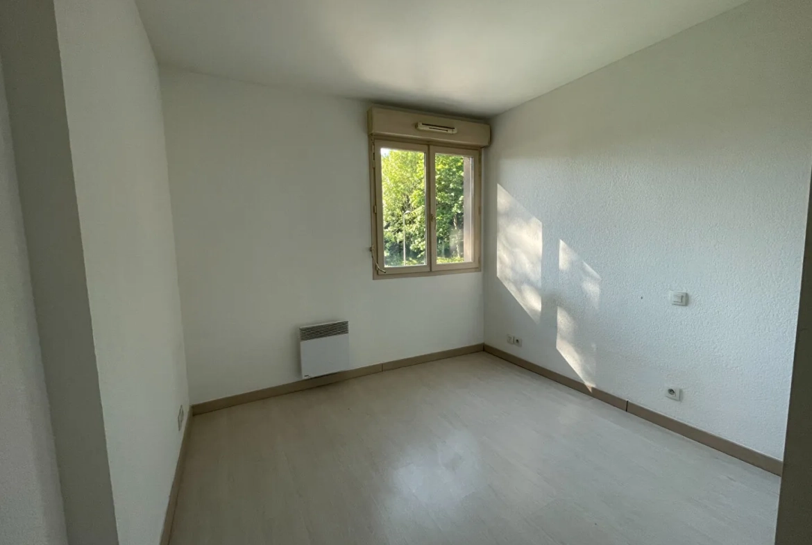Appartement T2 à vendre à Pau avec balcon et parking – Résidence sécurisée 