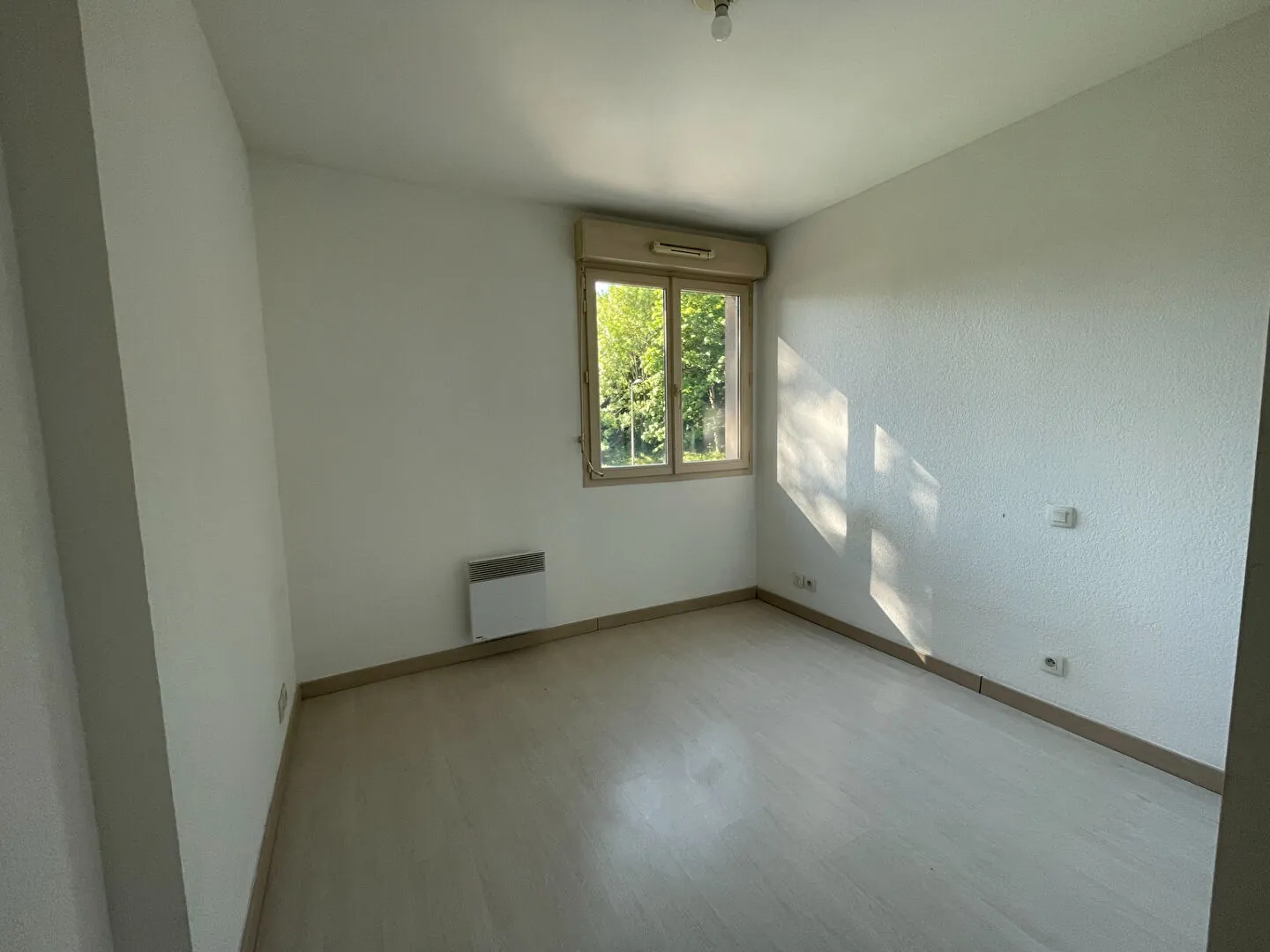 Appartement T2 à vendre à Pau avec balcon et parking – Résidence sécurisée 