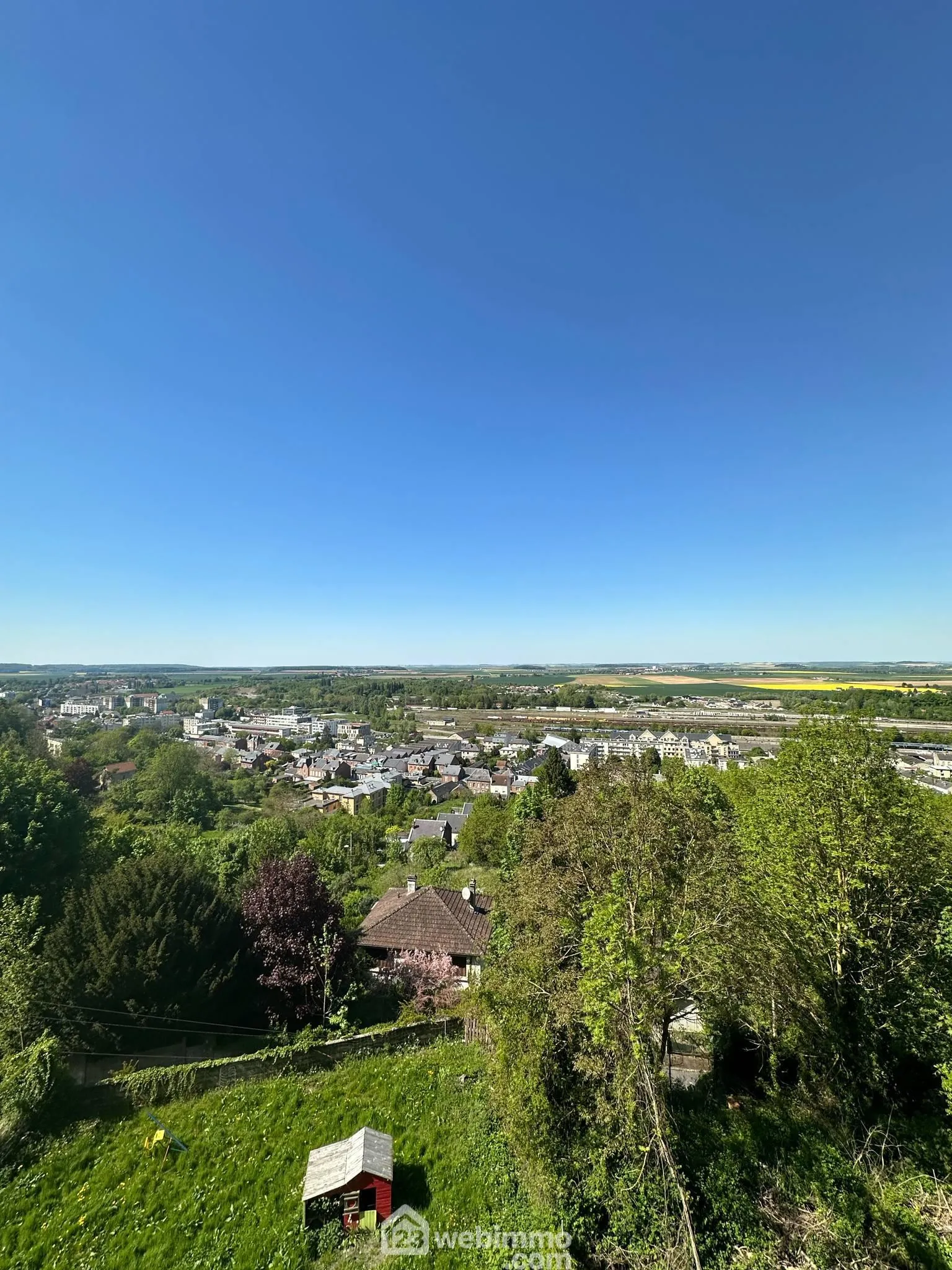 Charmante maison de 125 m² avec jardin et garage à Laon 