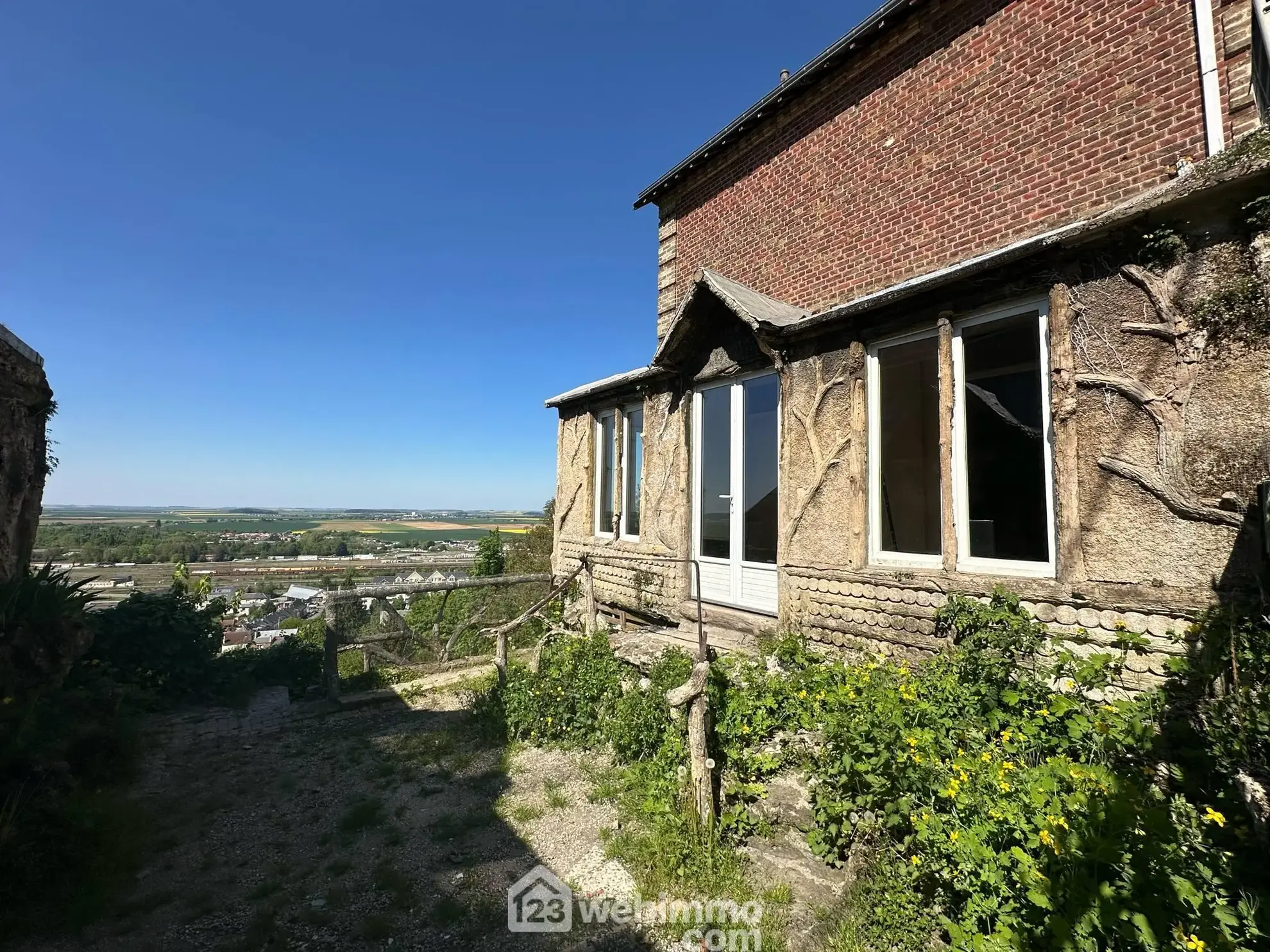 Charmante maison de 125 m² avec jardin et garage à Laon 